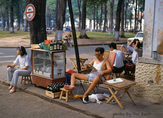  Quán cà phê vỉa hè bên công viên 30 Tháng 4, 1990.