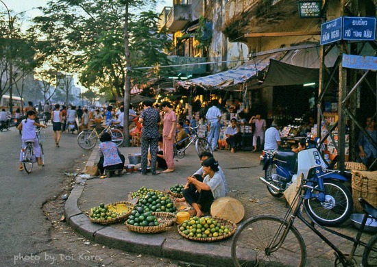 Khu chợ cũ ở giao lộ Hàm Nghi - Hồ Tùng Mậu, 1990.