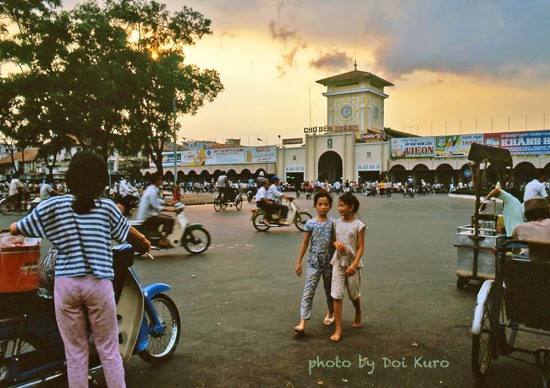   Chợ Bến Thành trong ráng chiều, 1990.