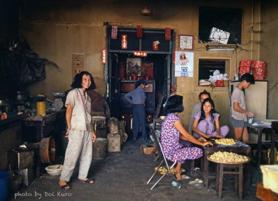   Trong một tiệm bánh của người Hoa ở Chợ Lớn, 1990.