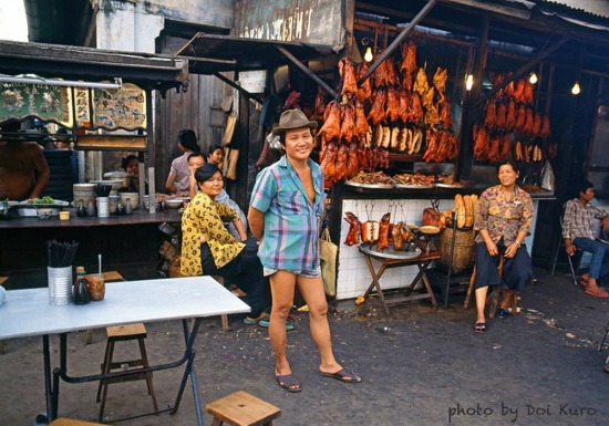 Quán mì và cửa hàng thịt quay ở Chợ Lớn, 1990.
