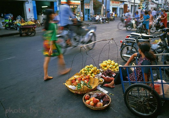  Quầy hoa quả ven đường, 1996.