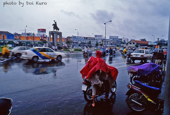   Bùng binh Quách Thị Trang trong một ngày mưa, 1996.