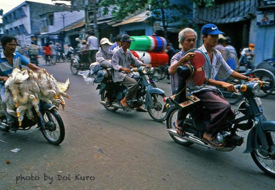   Những chiếc xe máy "đa năng" ở Chợ Lớn, 1997.