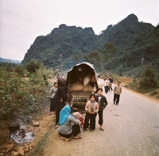 Người dân nghỉ ngơi ven đường trên hành trình sơ tán ở biên giới phía Bắc năm 1979.