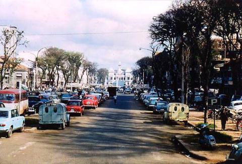Trước năm 1975, đại lộ Nguyễn Huệ rất sầm uất và đầy màu sắc. Là nơi tập trung nhiều nhà hàng, khách sạn, tụ điểm ăn chơi của giới thượng lưu và ...