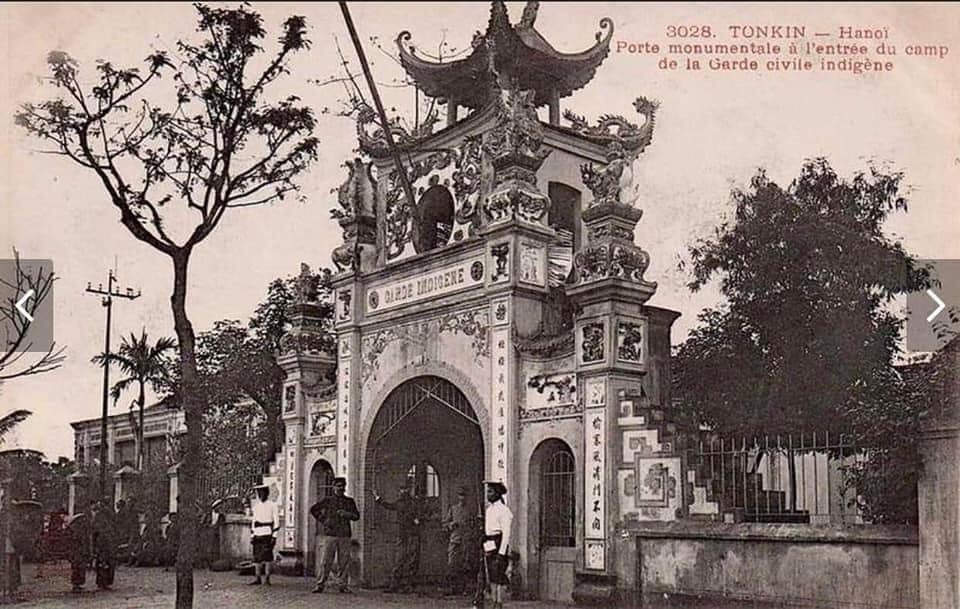 Cổng Trại lính Bảo An binh (40 phố hàng Bài-Hà Nội) được xây dựng từ cuối thế kỷ 19, do kiến trúc sư người Pháp Henry Vidieu thiết kế. Trại lính cũ nay là Nhà hát Hồ Gươm của ngành Công an…