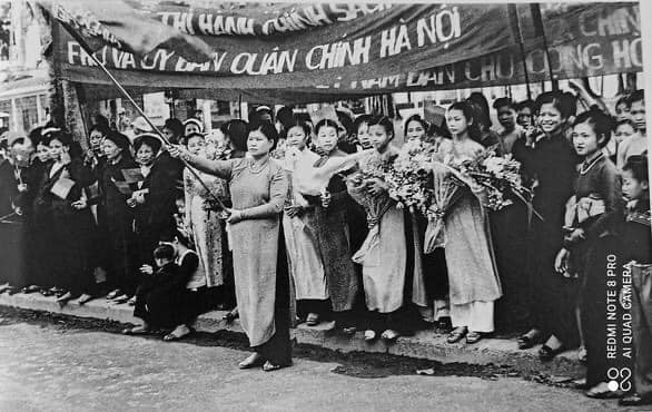 Chị em phụ nữ phố Hàng Đào rợp bóng cờ hoa đón chào anh bộ đội (1954), 