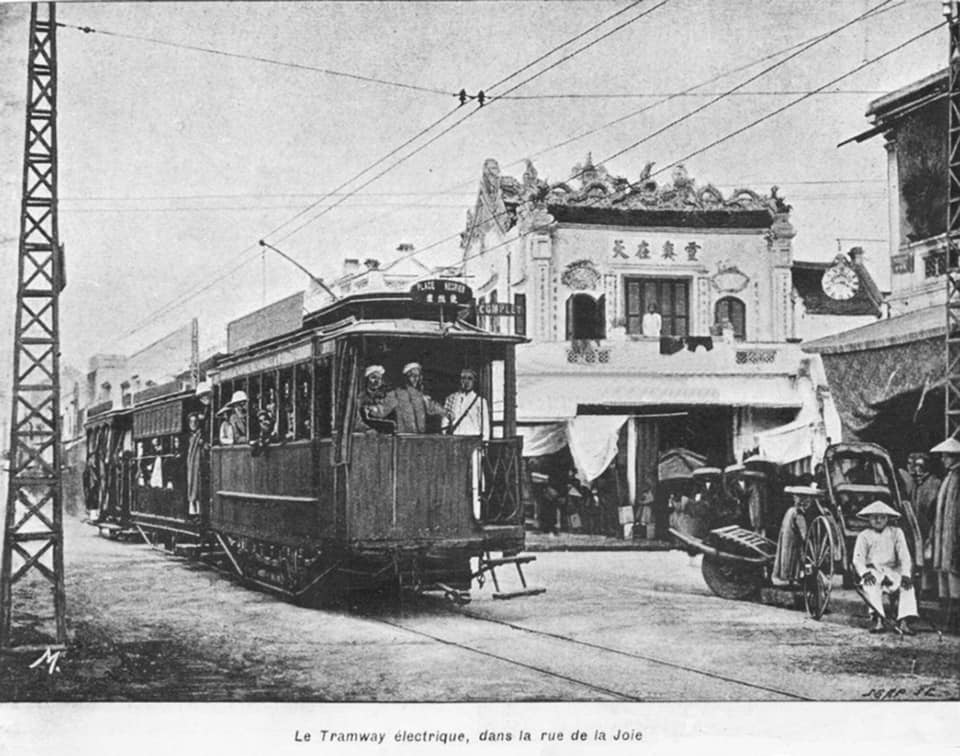 Tàu điện trên phố Hàng Đào, Hà Nội, đầu những năm 1900